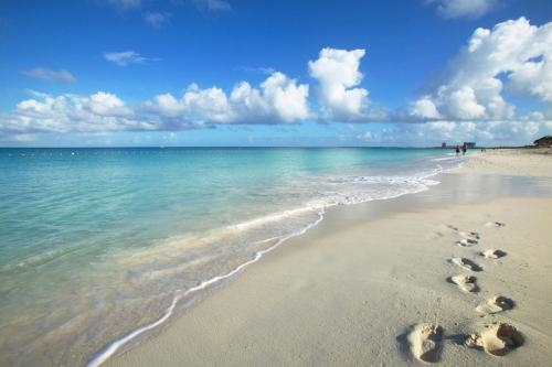 Aruba-Strand-mit-Spuren